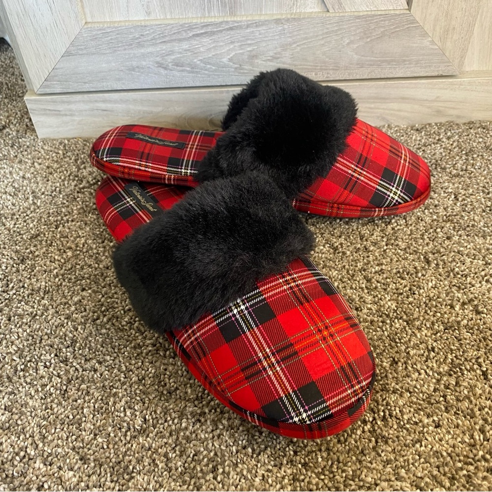 Victoria secret NWOT Slippers Size L 9-10 Condition is "New Christmas Mule Slide